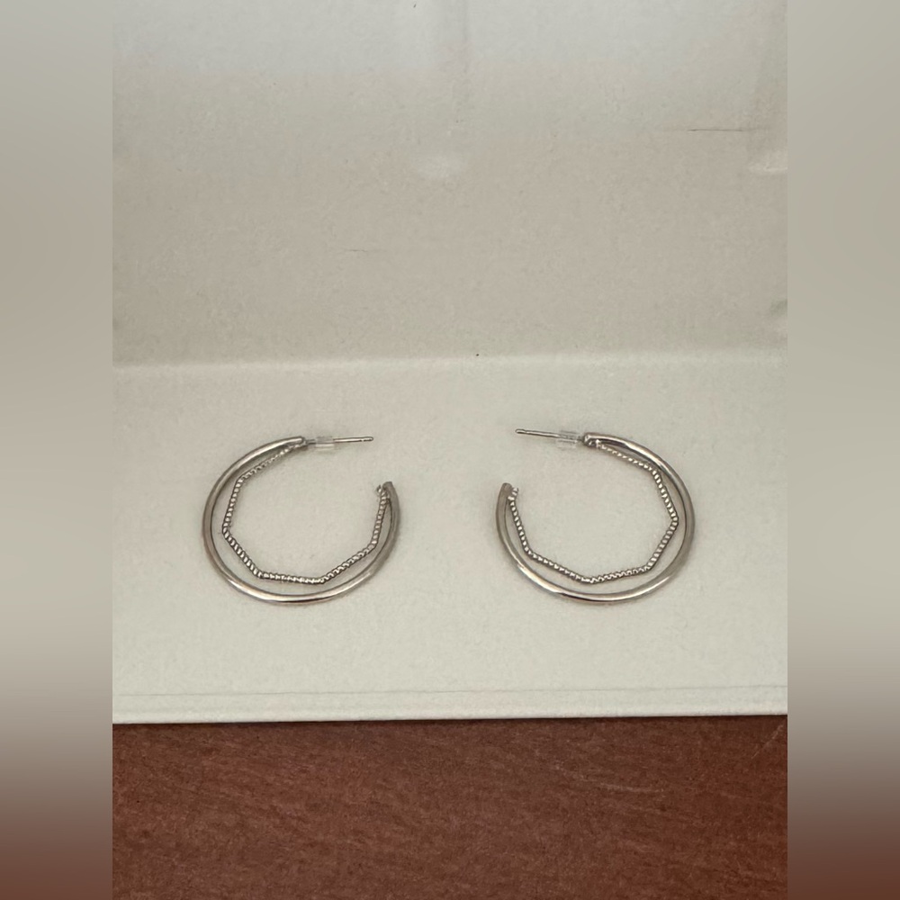 EUC Kenneth Jay Lane 1in Silver Double Hoop Earrings - Picture 5 of 8